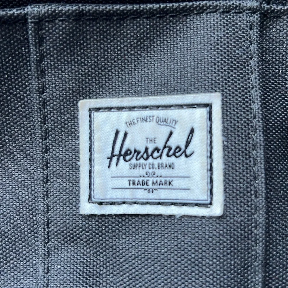 Black Cruz Crossbody Herschel Bag, 0.5L - Picture 3 of 5